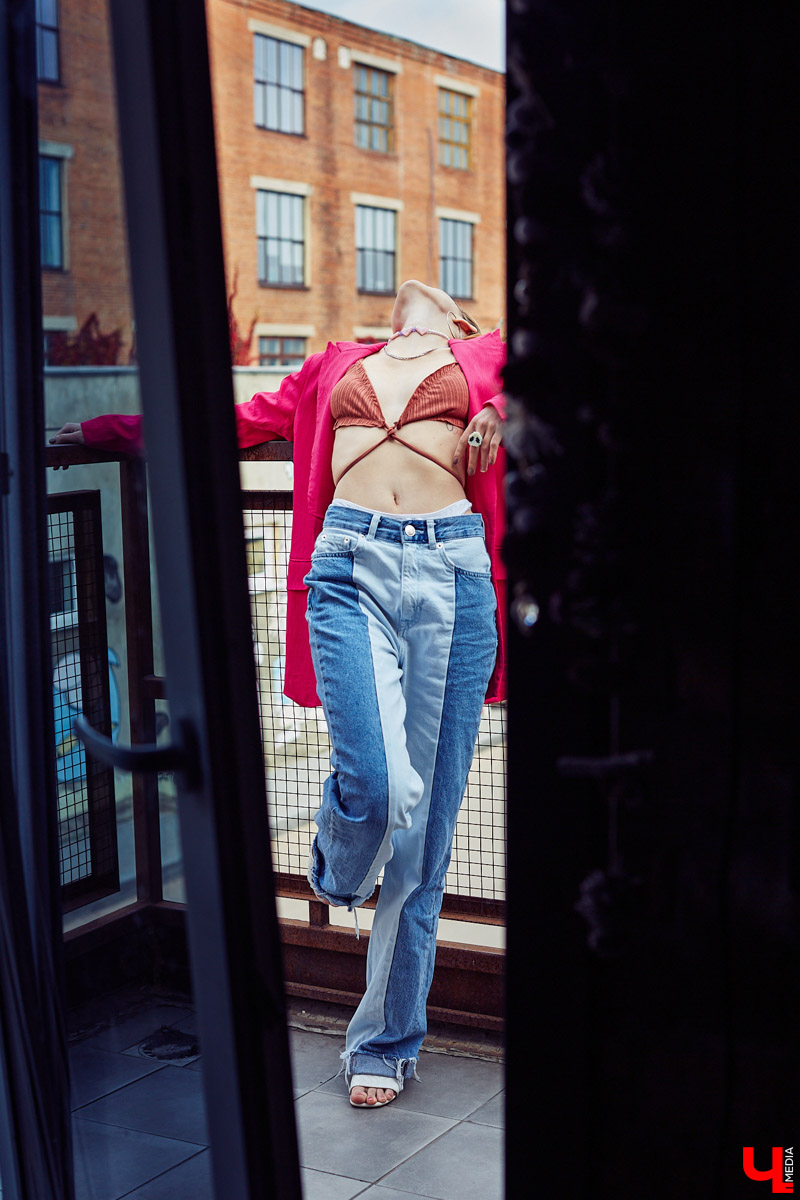 Милена Крупнова — человек настроения, реализовать которое помогает гардероб. Изучаем смелые решения и примеряем стильные лайфхаки от режиссера, фотографа, владимирской модели