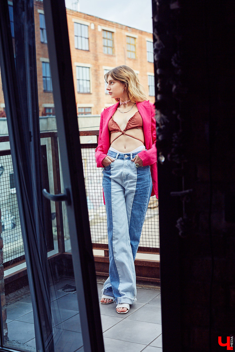 Милена Крупнова — человек настроения, реализовать которое помогает гардероб. Изучаем смелые решения и примеряем стильные лайфхаки от режиссера, фотографа, владимирской модели