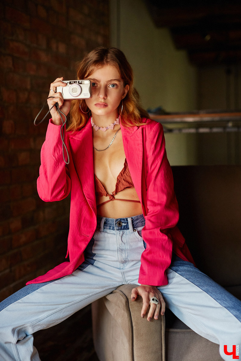 Милена Крупнова — человек настроения, реализовать которое помогает гардероб. Изучаем смелые решения и примеряем стильные лайфхаки от режиссера, фотографа, владимирской модели