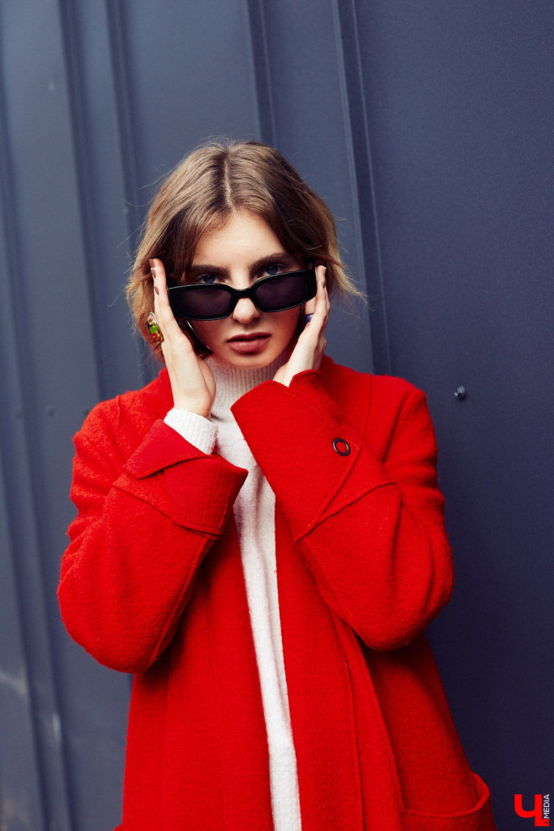 Милена Крупнова — человек настроения, реализовать которое помогает гардероб. Изучаем смелые решения и примеряем стильные лайфхаки от режиссера, фотографа, владимирской модели