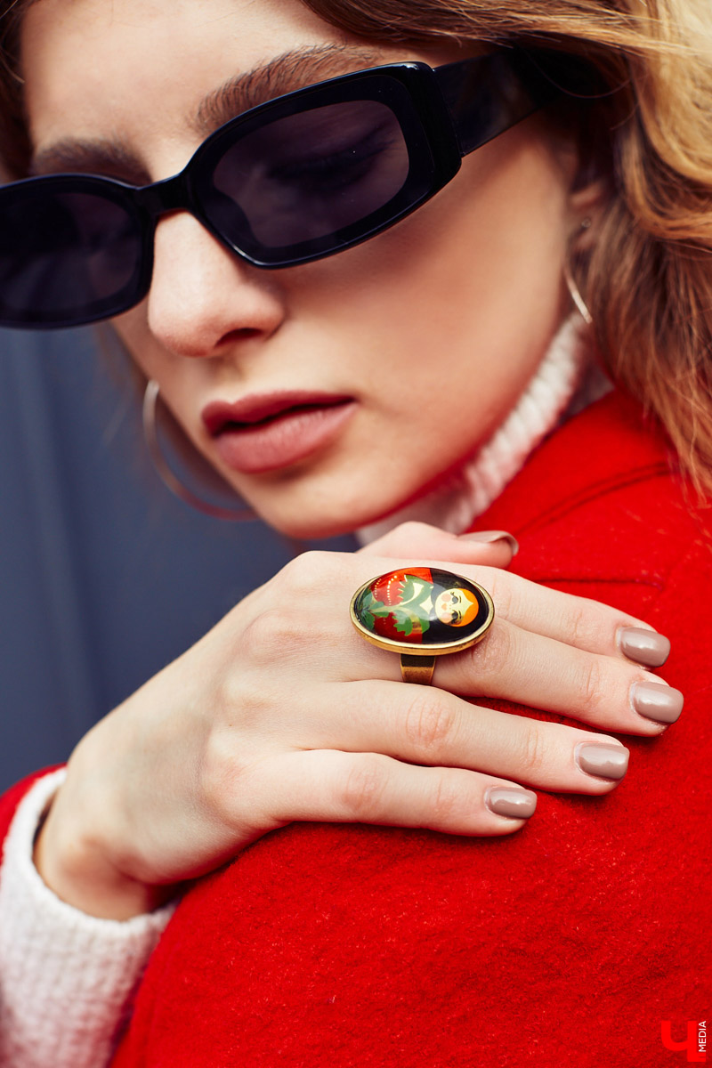 Милена Крупнова — человек настроения, реализовать которое помогает гардероб. Изучаем смелые решения и примеряем стильные лайфхаки от режиссера, фотографа, владимирской модели