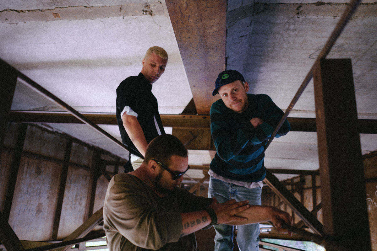 «ШкольниК и Бау» — шоу-проект двух рэп-исполнителей из Кольчугино. Артём Выдрёнков и Алексей Кокорин ведут канал на YouTube, герои которого уже набрали более 1 млн просмотров