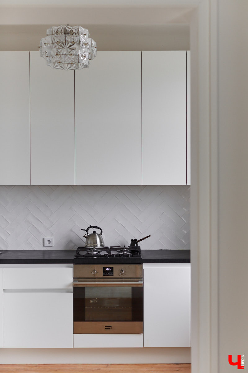 Сначала владимирская художница Люся LU Соловьёва просто любовалась сталинкой на Октябрьском проспекте, пока-таки не решилась приобрести там квартиру. Два года ремонта, и мечта жить в эстетичном доме 1957 года постройки стала реальностью. Идем в гости в старый фонд: любоваться огромными потолками, лепниной и винтажной мебелью