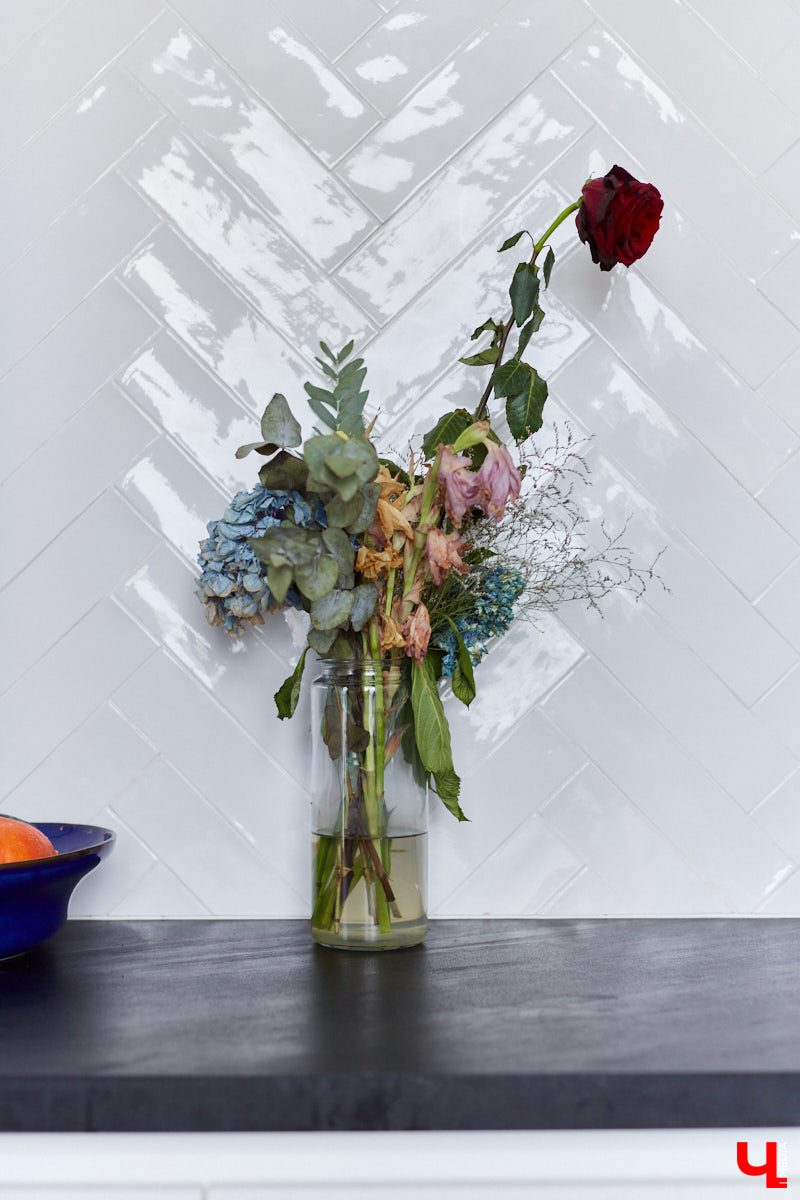 Сначала владимирская художница Люся LU Соловьёва просто любовалась сталинкой на Октябрьском проспекте, пока-таки не решилась приобрести там квартиру. Два года ремонта, и мечта жить в эстетичном доме 1957 года постройки стала реальностью. Идем в гости в старый фонд: любоваться огромными потолками, лепниной и винтажной мебелью