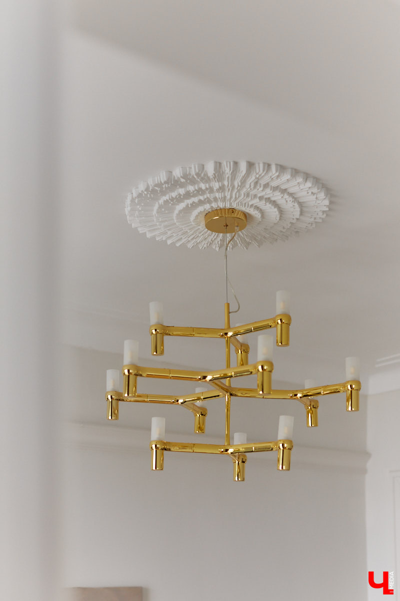 Сначала владимирская художница Люся LU Соловьёва просто любовалась сталинкой на Октябрьском проспекте, пока-таки не решилась приобрести там квартиру. Два года ремонта, и мечта жить в эстетичном доме 1957 года постройки стала реальностью. Идем в гости в старый фонд: любоваться огромными потолками, лепниной и винтажной мебелью