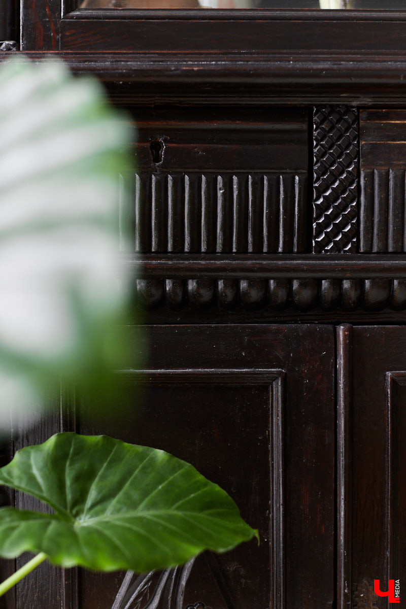 Сначала владимирская художница Люся LU Соловьёва просто любовалась сталинкой на Октябрьском проспекте, пока-таки не решилась приобрести там квартиру. Два года ремонта, и мечта жить в эстетичном доме 1957 года постройки стала реальностью. Идем в гости в старый фонд: любоваться огромными потолками, лепниной и винтажной мебелью