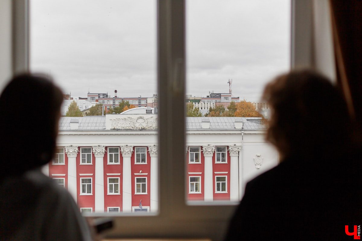 Сначала владимирская художница Люся LU Соловьёва просто любовалась сталинкой на Октябрьском проспекте, пока-таки не решилась приобрести там квартиру. Два года ремонта, и мечта жить в эстетичном доме 1957 года постройки стала реальностью. Идем в гости в старый фонд: любоваться огромными потолками, лепниной и винтажной мебелью