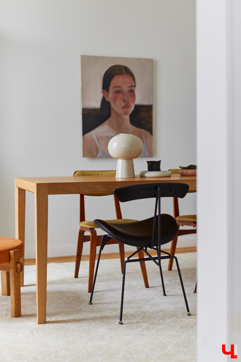 Сначала владимирская художница Люся LU Соловьёва просто любовалась сталинкой на Октябрьском проспекте, пока-таки не решилась приобрести там квартиру. Два года ремонта, и мечта жить в эстетичном доме 1957 года постройки стала реальностью. Идем в гости в старый фонд: любоваться огромными потолками, лепниной и винтажной мебелью