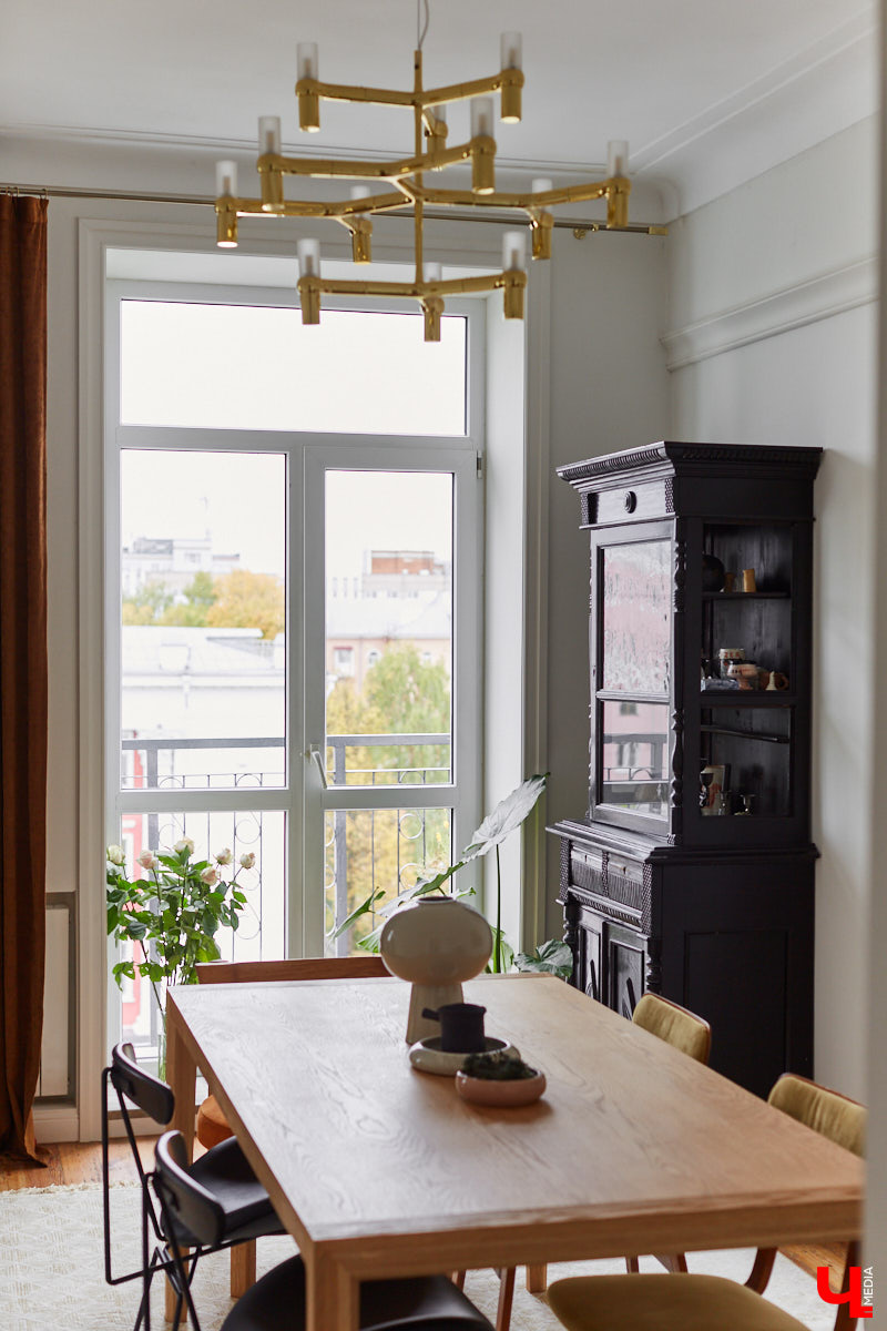 Сначала владимирская художница Люся LU Соловьёва просто любовалась сталинкой на Октябрьском проспекте, пока-таки не решилась приобрести там квартиру. Два года ремонта, и мечта жить в эстетичном доме 1957 года постройки стала реальностью. Идем в гости в старый фонд: любоваться огромными потолками, лепниной и винтажной мебелью