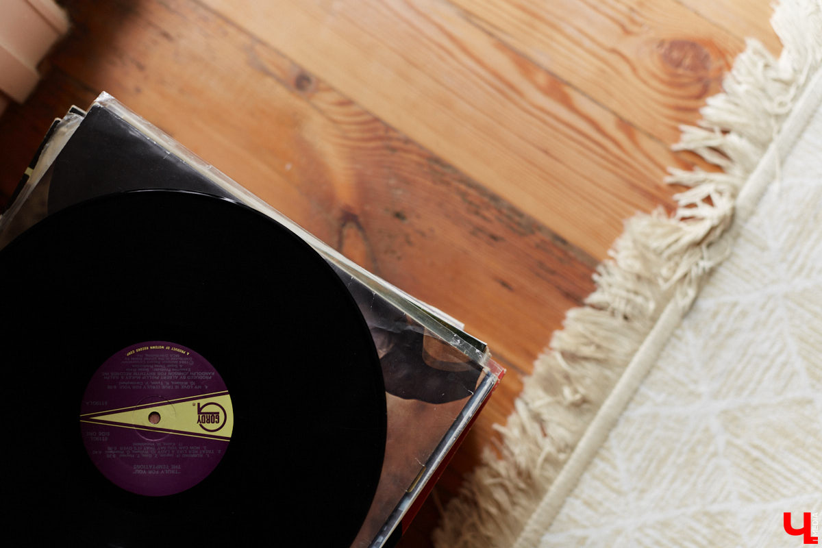 Сначала владимирская художница Люся LU Соловьёва просто любовалась сталинкой на Октябрьском проспекте, пока-таки не решилась приобрести там квартиру. Два года ремонта, и мечта жить в эстетичном доме 1957 года постройки стала реальностью. Идем в гости в старый фонд: любоваться огромными потолками, лепниной и винтажной мебелью