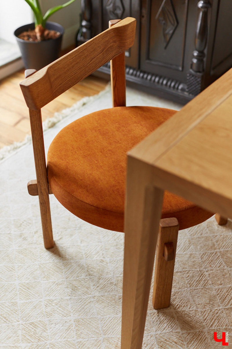 Сначала владимирская художница Люся LU Соловьёва просто любовалась сталинкой на Октябрьском проспекте, пока-таки не решилась приобрести там квартиру. Два года ремонта, и мечта жить в эстетичном доме 1957 года постройки стала реальностью. Идем в гости в старый фонд: любоваться огромными потолками, лепниной и винтажной мебелью