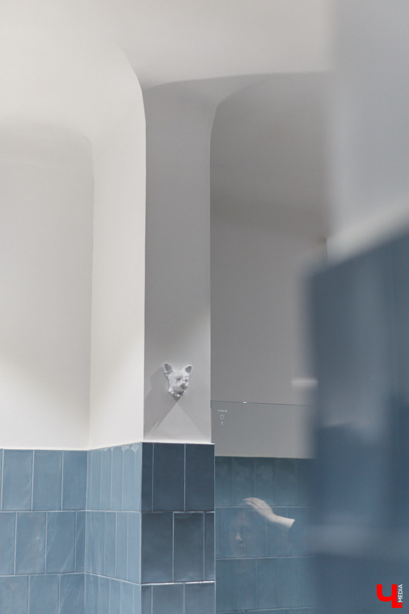 Сначала владимирская художница Люся LU Соловьёва просто любовалась сталинкой на Октябрьском проспекте, пока-таки не решилась приобрести там квартиру. Два года ремонта, и мечта жить в эстетичном доме 1957 года постройки стала реальностью. Идем в гости в старый фонд: любоваться огромными потолками, лепниной и винтажной мебелью