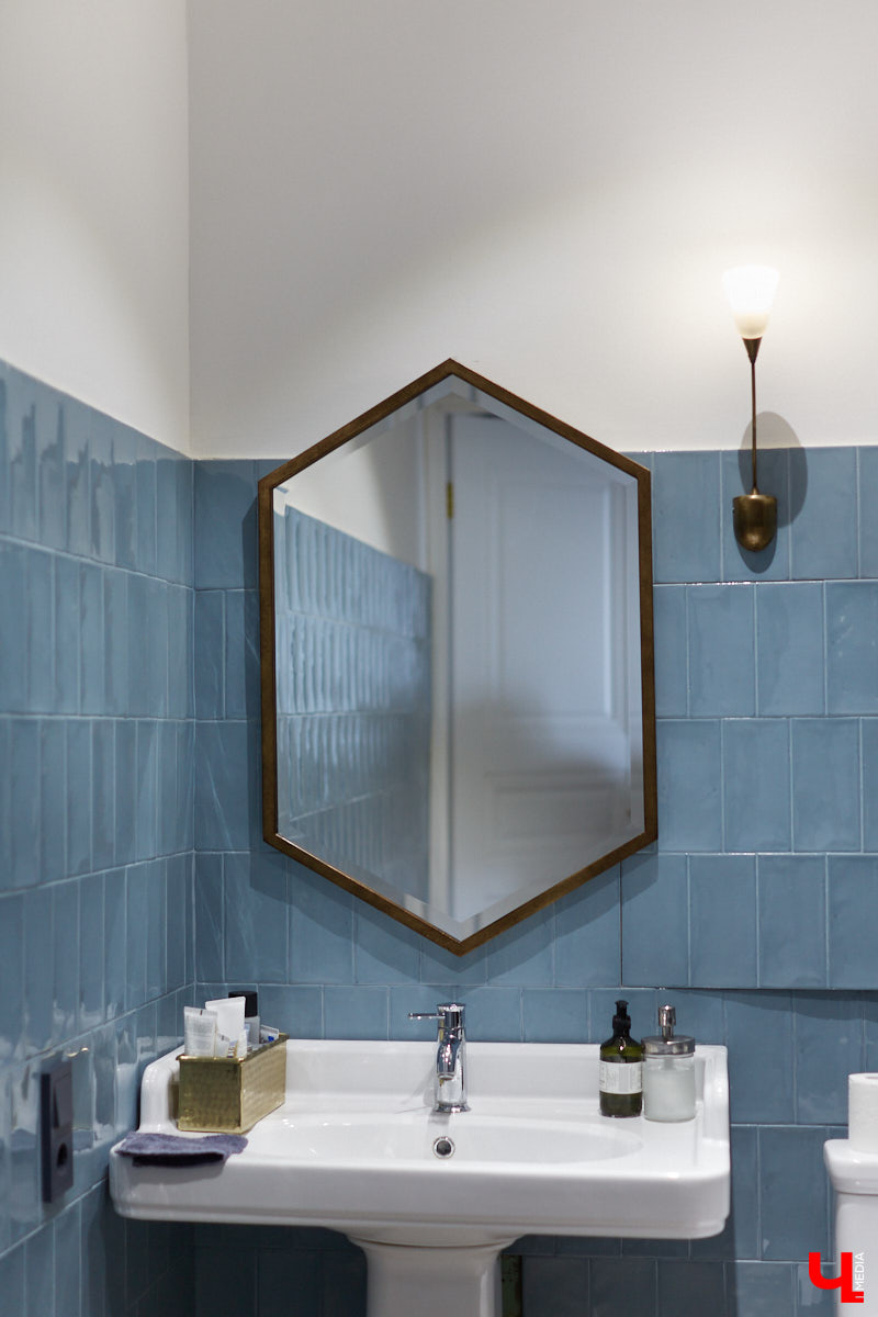 Сначала владимирская художница Люся LU Соловьёва просто любовалась сталинкой на Октябрьском проспекте, пока-таки не решилась приобрести там квартиру. Два года ремонта, и мечта жить в эстетичном доме 1957 года постройки стала реальностью. Идем в гости в старый фонд: любоваться огромными потолками, лепниной и винтажной мебелью