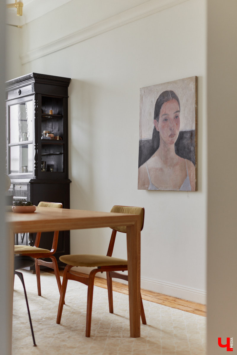 Сначала владимирская художница Люся LU Соловьёва просто любовалась сталинкой на Октябрьском проспекте, пока-таки не решилась приобрести там квартиру. Два года ремонта, и мечта жить в эстетичном доме 1957 года постройки стала реальностью. Идем в гости в старый фонд: любоваться огромными потолками, лепниной и винтажной мебелью