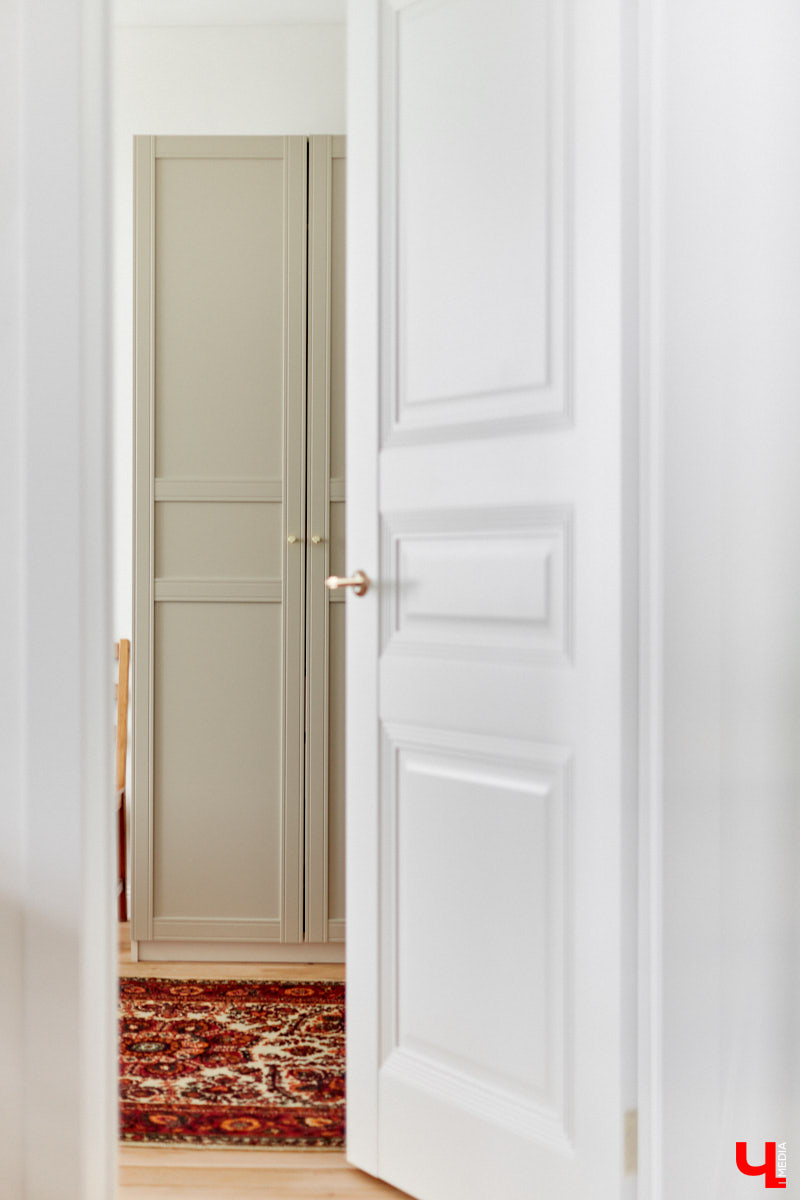 Сначала владимирская художница Люся LU Соловьёва просто любовалась сталинкой на Октябрьском проспекте, пока-таки не решилась приобрести там квартиру. Два года ремонта, и мечта жить в эстетичном доме 1957 года постройки стала реальностью. Идем в гости в старый фонд: любоваться огромными потолками, лепниной и винтажной мебелью