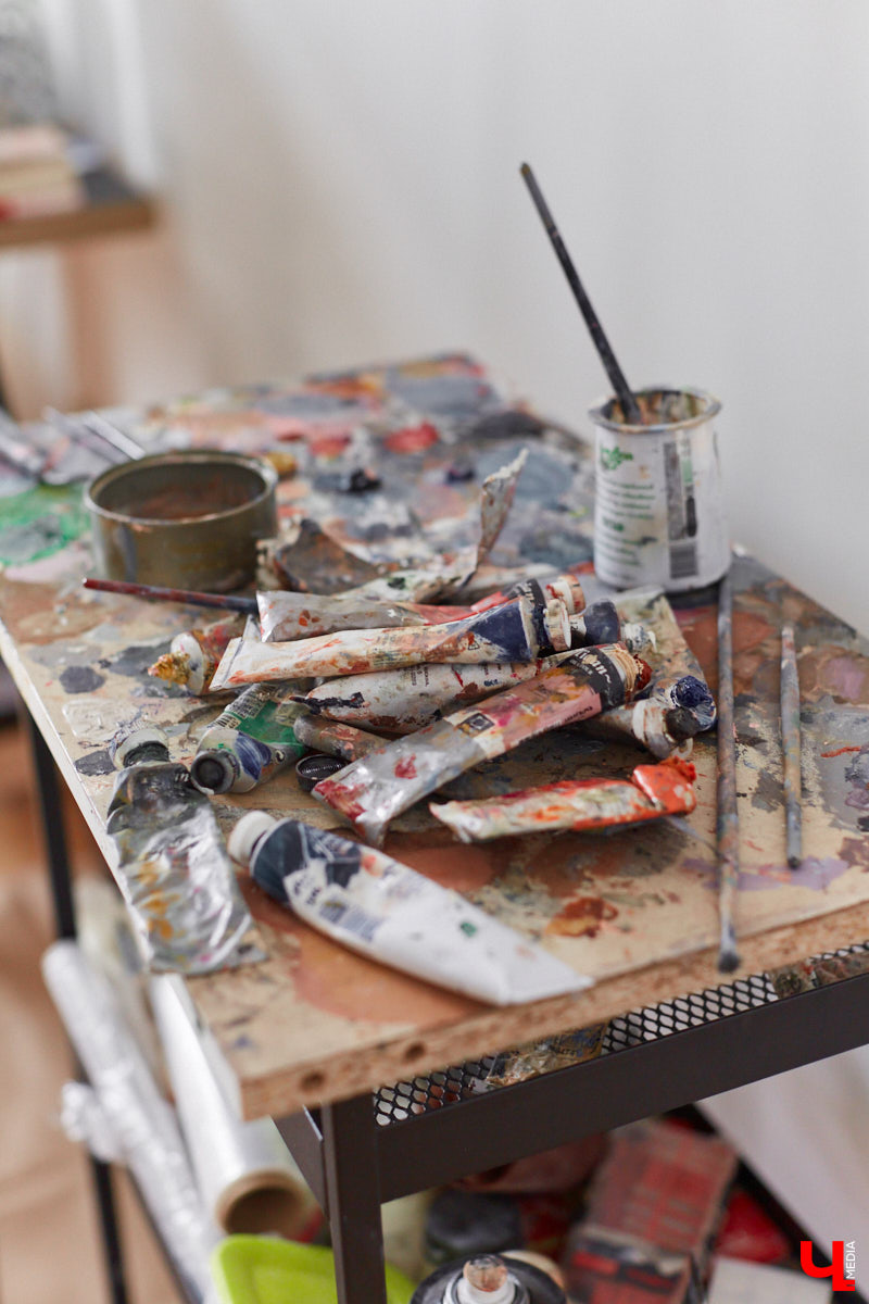 Сначала владимирская художница Люся LU Соловьёва просто любовалась сталинкой на Октябрьском проспекте, пока-таки не решилась приобрести там квартиру. Два года ремонта, и мечта жить в эстетичном доме 1957 года постройки стала реальностью. Идем в гости в старый фонд: любоваться огромными потолками, лепниной и винтажной мебелью