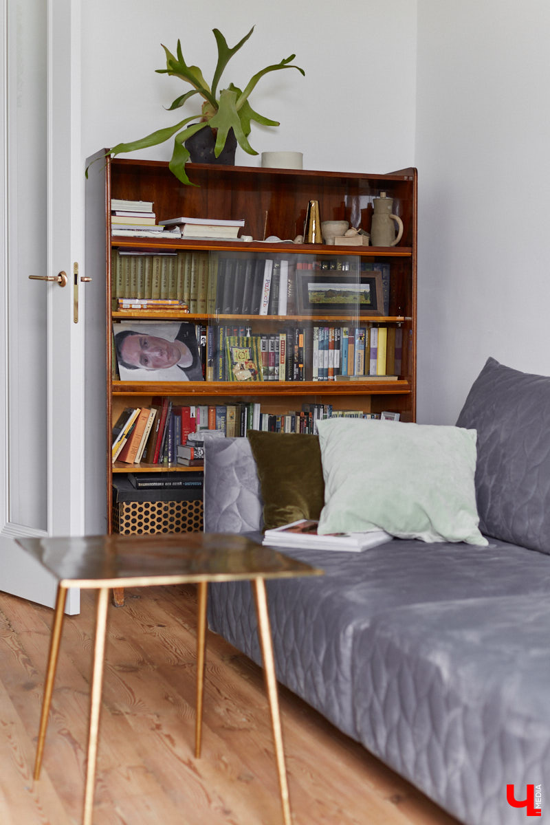 Сначала владимирская художница Люся LU Соловьёва просто любовалась сталинкой на Октябрьском проспекте, пока-таки не решилась приобрести там квартиру. Два года ремонта, и мечта жить в эстетичном доме 1957 года постройки стала реальностью. Идем в гости в старый фонд: любоваться огромными потолками, лепниной и винтажной мебелью