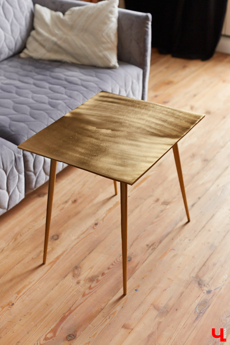 Сначала владимирская художница Люся LU Соловьёва просто любовалась сталинкой на Октябрьском проспекте, пока-таки не решилась приобрести там квартиру. Два года ремонта, и мечта жить в эстетичном доме 1957 года постройки стала реальностью. Идем в гости в старый фонд: любоваться огромными потолками, лепниной и винтажной мебелью