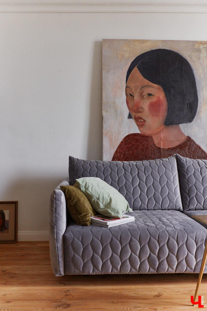 Сначала владимирская художница Люся LU Соловьёва просто любовалась сталинкой на Октябрьском проспекте, пока-таки не решилась приобрести там квартиру. Два года ремонта, и мечта жить в эстетичном доме 1957 года постройки стала реальностью. Идем в гости в старый фонд: любоваться огромными потолками, лепниной и винтажной мебелью