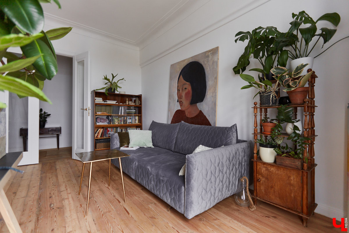 Сначала владимирская художница Люся LU Соловьёва просто любовалась сталинкой на Октябрьском проспекте, пока-таки не решилась приобрести там квартиру. Два года ремонта, и мечта жить в эстетичном доме 1957 года постройки стала реальностью. Идем в гости в старый фонд: любоваться огромными потолками, лепниной и винтажной мебелью