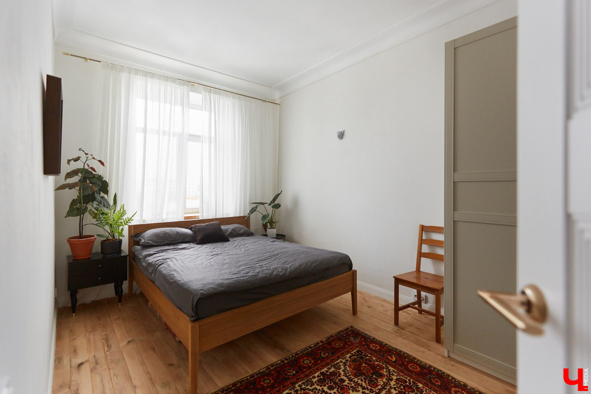 Сначала владимирская художница Люся LU Соловьёва просто любовалась сталинкой на Октябрьском проспекте, пока-таки не решилась приобрести там квартиру. Два года ремонта, и мечта жить в эстетичном доме 1957 года постройки стала реальностью. Идем в гости в старый фонд: любоваться огромными потолками, лепниной и винтажной мебелью