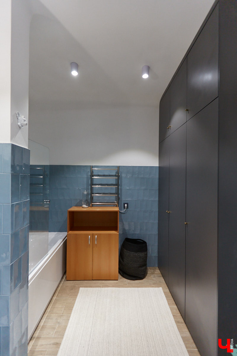 Сначала владимирская художница Люся LU Соловьёва просто любовалась сталинкой на Октябрьском проспекте, пока-таки не решилась приобрести там квартиру. Два года ремонта, и мечта жить в эстетичном доме 1957 года постройки стала реальностью. Идем в гости в старый фонд: любоваться огромными потолками, лепниной и винтажной мебелью