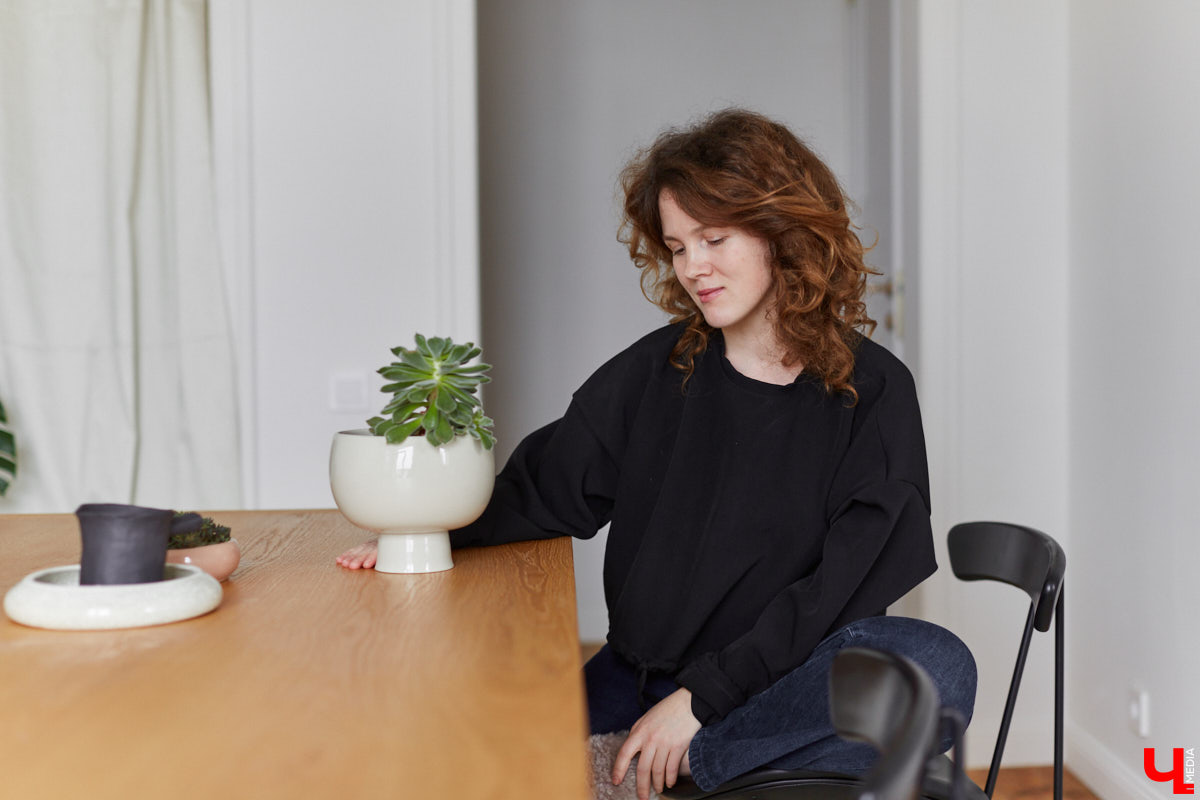 Сначала владимирская художница Люся LU Соловьёва просто любовалась сталинкой на Октябрьском проспекте, пока-таки не решилась приобрести там квартиру. Два года ремонта, и мечта жить в эстетичном доме 1957 года постройки стала реальностью. Идем в гости в старый фонд: любоваться огромными потолками, лепниной и винтажной мебелью