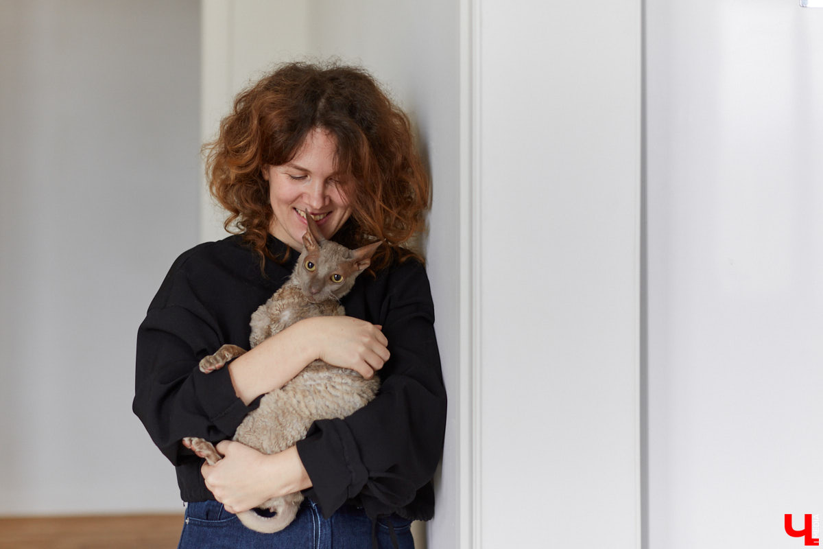 Сначала владимирская художница Люся LU Соловьёва просто любовалась сталинкой на Октябрьском проспекте, пока-таки не решилась приобрести там квартиру. Два года ремонта, и мечта жить в эстетичном доме 1957 года постройки стала реальностью. Идем в гости в старый фонд: любоваться огромными потолками, лепниной и винтажной мебелью