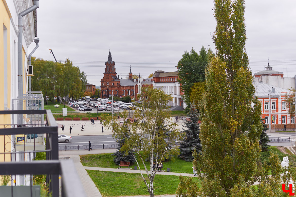Сначала владимирская художница Люся LU Соловьёва просто любовалась сталинкой на Октябрьском проспекте, пока-таки не решилась приобрести там квартиру. Два года ремонта, и мечта жить в эстетичном доме 1957 года постройки стала реальностью. Идем в гости в старый фонд: любоваться огромными потолками, лепниной и винтажной мебелью
