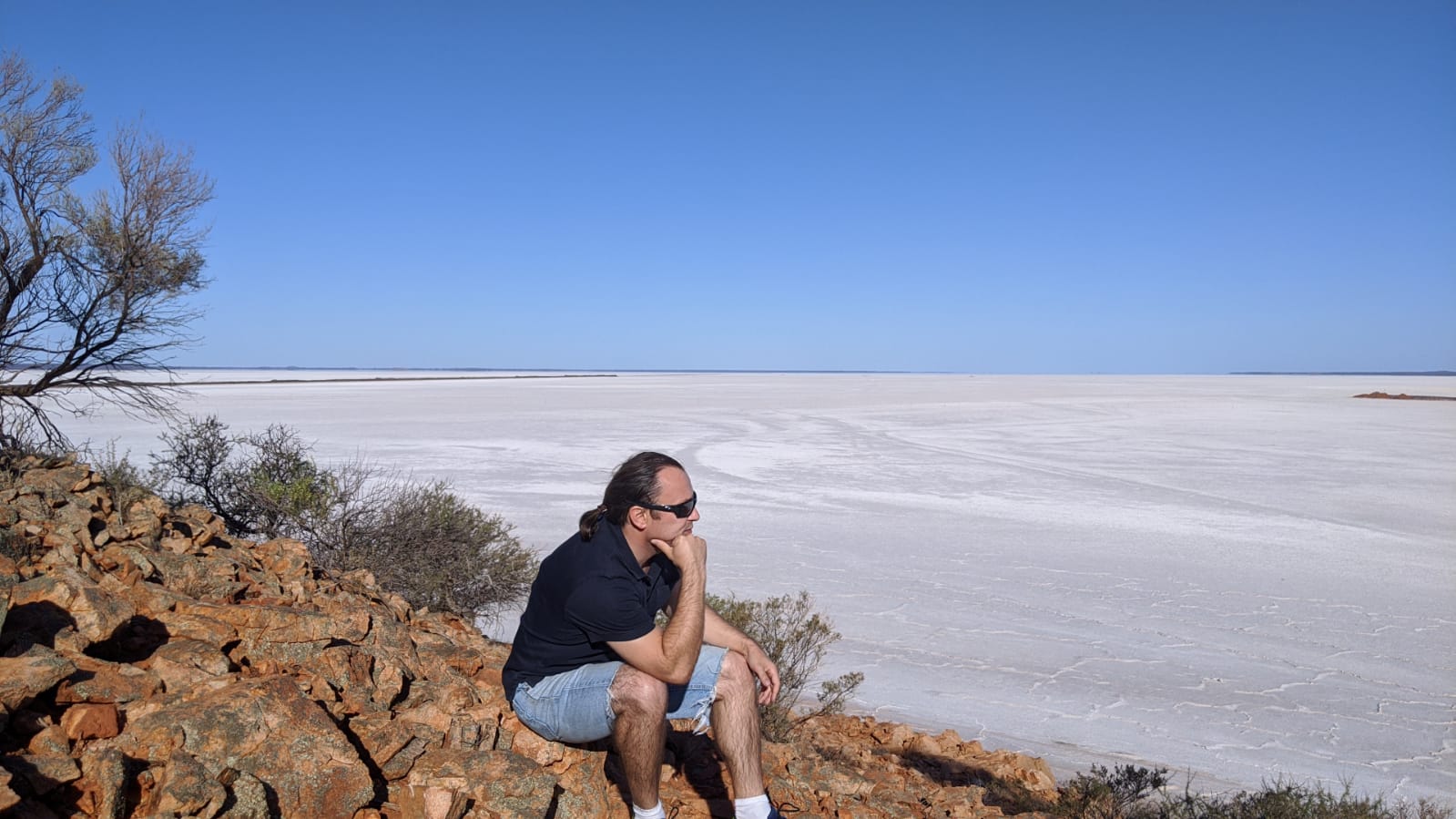 Многие горожане возмущаются, что у них нет возможности сделать импортную прививку. А вот наш соотечественник, уроженец Владимира, ныне проживающий в Австралии, напротив, очень бы хотел приехать на родину, чтобы иметь возможность привиться «Спутником V». О том, как сейчас живется при коронавирусных ограничениях за рубежом, нам рассказал инженер-разработчик Александр Трушин.