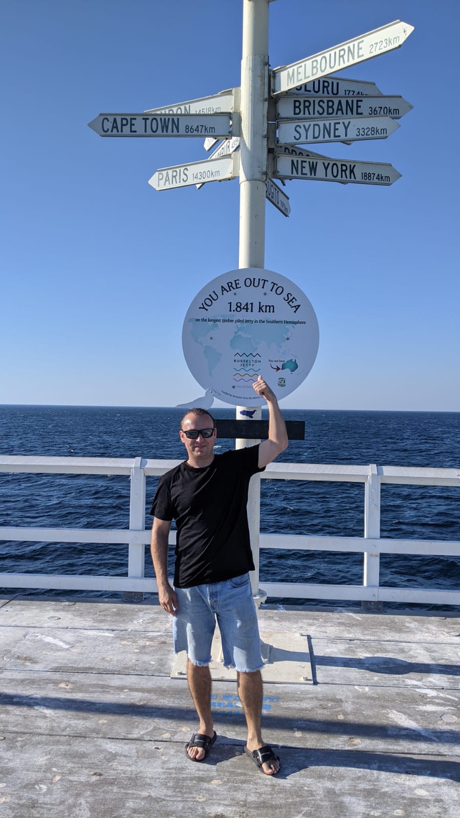 Многие горожане возмущаются, что у них нет возможности сделать импортную прививку. А вот наш соотечественник, уроженец Владимира, ныне проживающий в Австралии, напротив, очень бы хотел приехать на родину, чтобы иметь возможность привиться «Спутником V». О том, как сейчас живется при коронавирусных ограничениях за рубежом, нам рассказал инженер-разработчик Александр Трушин.