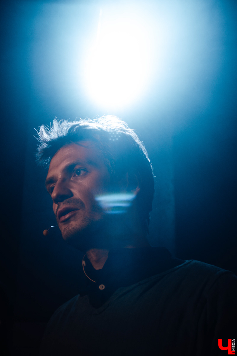 В цехе реконструируемой владимирской ТЭЦ состоялась неклассическая театральная премьера «Чернобыль. Путешествие с ангелом» от «ТТ Завод». Спектакль-мистерия шел полтора часа и подарил глубинно-эмоциональный опыт зрителям. Как это было — в фоторепортаже «Ключ-Медиа».