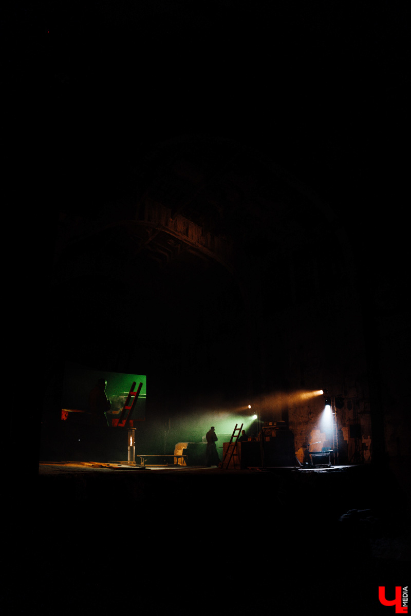 В цехе реконструируемой владимирской ТЭЦ состоялась неклассическая театральная премьера «Чернобыль. Путешествие с ангелом» от «ТТ Завод». Спектакль-мистерия шел полтора часа и подарил глубинно-эмоциональный опыт зрителям. Как это было — в фоторепортаже «Ключ-Медиа».