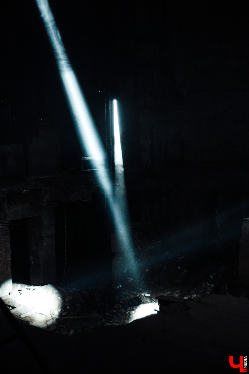 В цехе реконструируемой владимирской ТЭЦ состоялась неклассическая театральная премьера «Чернобыль. Путешествие с ангелом» от «ТТ Завод». Спектакль-мистерия шел полтора часа и подарил глубинно-эмоциональный опыт зрителям. Как это было — в фоторепортаже «Ключ-Медиа».