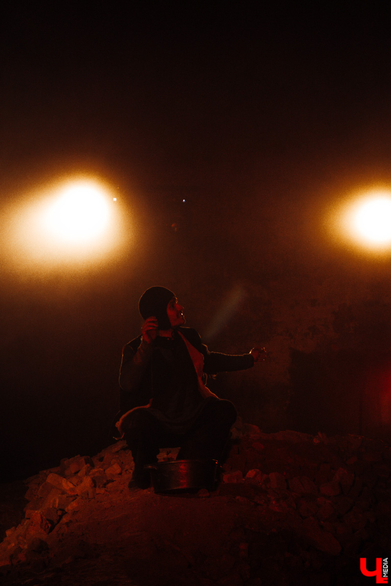 В цехе реконструируемой владимирской ТЭЦ состоялась неклассическая театральная премьера «Чернобыль. Путешествие с ангелом» от «ТТ Завод». Спектакль-мистерия шел полтора часа и подарил глубинно-эмоциональный опыт зрителям. Как это было — в фоторепортаже «Ключ-Медиа».