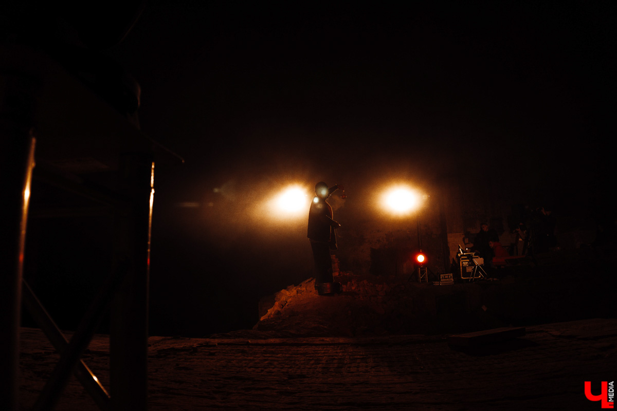 В цехе реконструируемой владимирской ТЭЦ состоялась неклассическая театральная премьера «Чернобыль. Путешествие с ангелом» от «ТТ Завод». Спектакль-мистерия шел полтора часа и подарил глубинно-эмоциональный опыт зрителям. Как это было — в фоторепортаже «Ключ-Медиа».