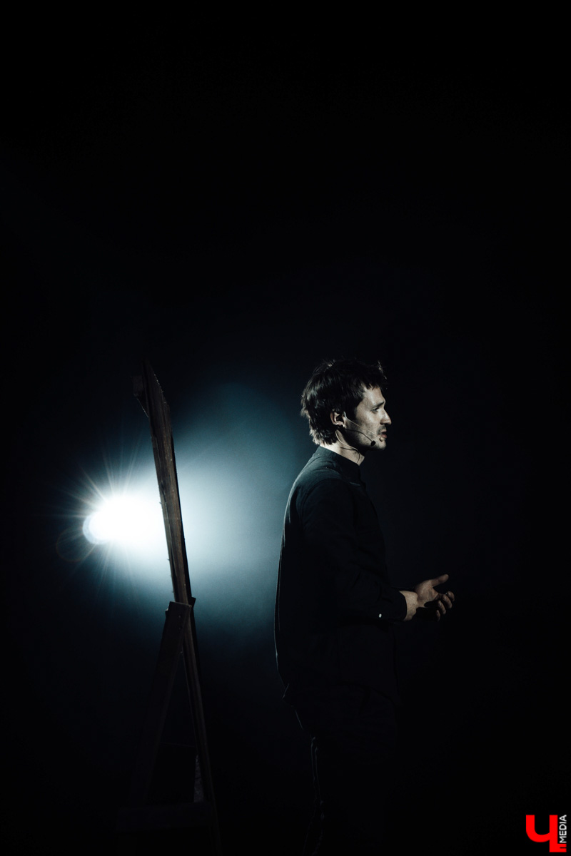 В цехе реконструируемой владимирской ТЭЦ состоялась неклассическая театральная премьера «Чернобыль. Путешествие с ангелом» от «ТТ Завод». Спектакль-мистерия шел полтора часа и подарил глубинно-эмоциональный опыт зрителям. Как это было — в фоторепортаже «Ключ-Медиа».