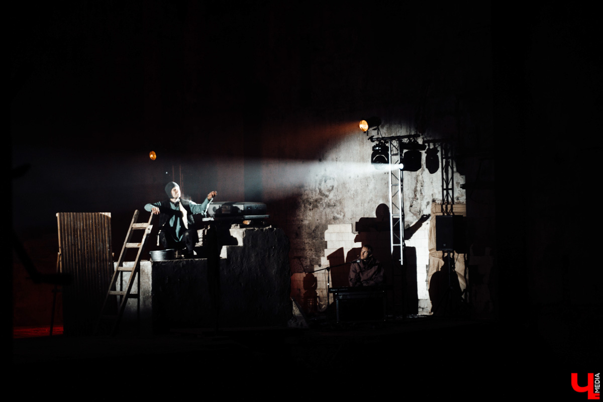 В цехе реконструируемой владимирской ТЭЦ состоялась неклассическая театральная премьера «Чернобыль. Путешествие с ангелом» от «ТТ Завод». Спектакль-мистерия шел полтора часа и подарил глубинно-эмоциональный опыт зрителям. Как это было — в фоторепортаже «Ключ-Медиа».