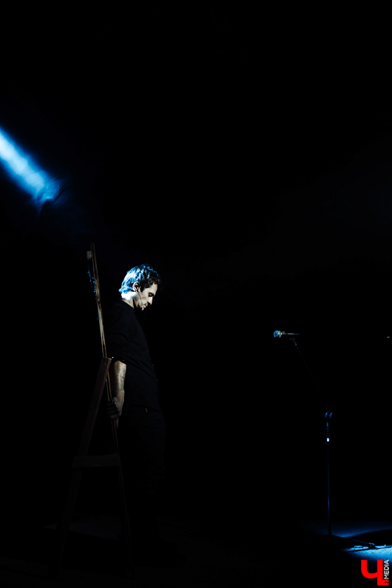 В цехе реконструируемой владимирской ТЭЦ состоялась неклассическая театральная премьера «Чернобыль. Путешествие с ангелом» от «ТТ Завод». Спектакль-мистерия шел полтора часа и подарил глубинно-эмоциональный опыт зрителям. Как это было — в фоторепортаже «Ключ-Медиа».