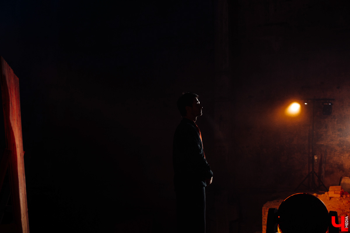 В цехе реконструируемой владимирской ТЭЦ состоялась неклассическая театральная премьера «Чернобыль. Путешествие с ангелом» от «ТТ Завод». Спектакль-мистерия шел полтора часа и подарил глубинно-эмоциональный опыт зрителям. Как это было — в фоторепортаже «Ключ-Медиа».