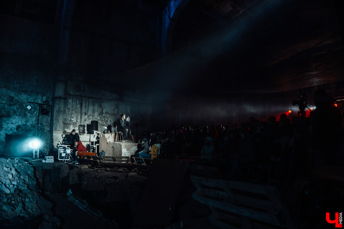 В цехе реконструируемой владимирской ТЭЦ состоялась неклассическая театральная премьера «Чернобыль. Путешествие с ангелом» от «ТТ Завод». Спектакль-мистерия шел полтора часа и подарил глубинно-эмоциональный опыт зрителям. Как это было — в фоторепортаже «Ключ-Медиа».