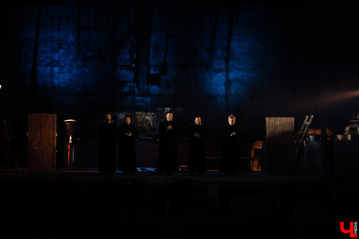 В цехе реконструируемой владимирской ТЭЦ состоялась неклассическая театральная премьера «Чернобыль. Путешествие с ангелом» от «ТТ Завод». Спектакль-мистерия шел полтора часа и подарил глубинно-эмоциональный опыт зрителям. Как это было — в фоторепортаже «Ключ-Медиа».