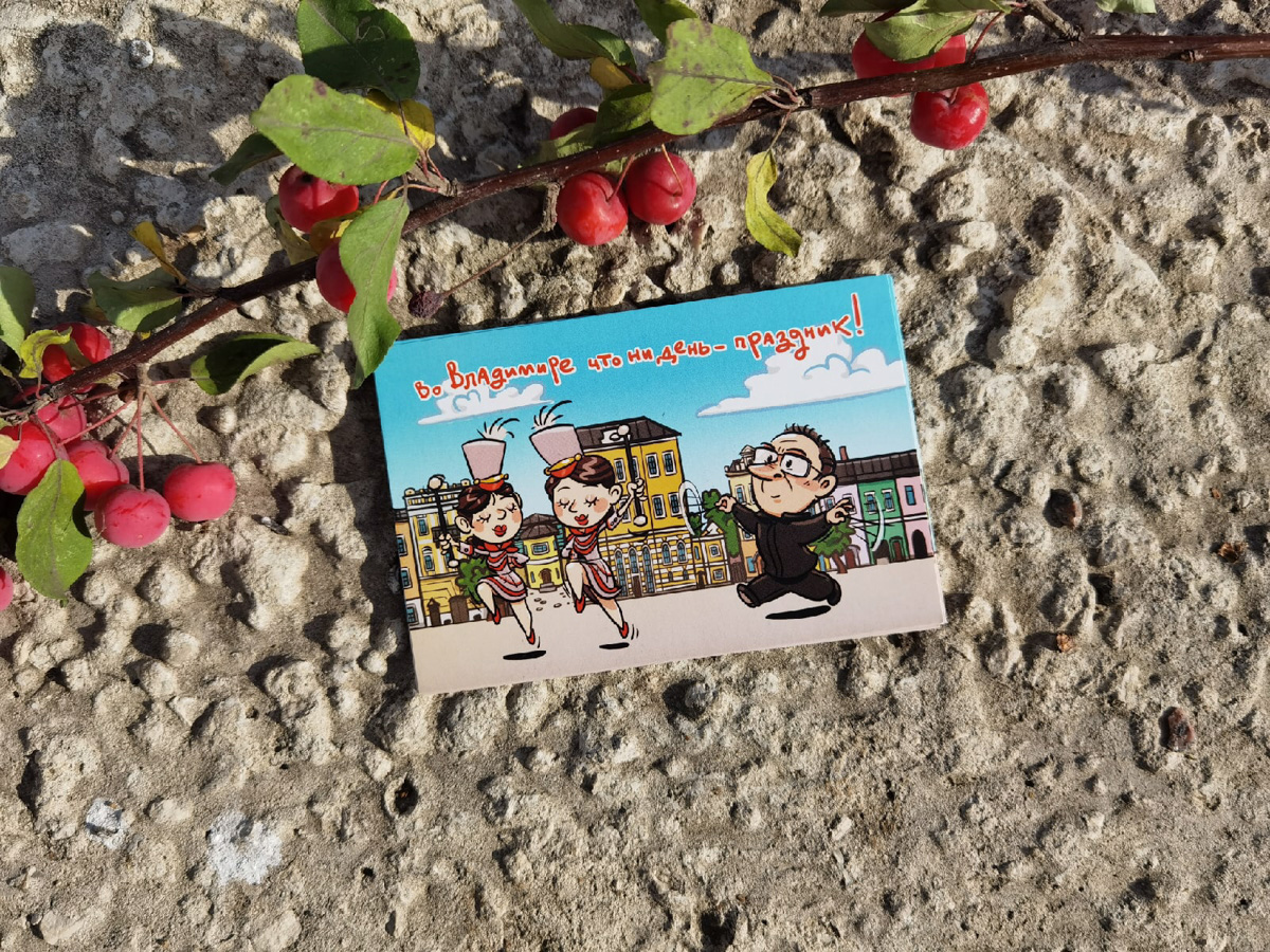 На своей странице в Instagram артель «Дядя Миша» делится фотографиями только-только приехавших из типографии открыток, персонажами которых стали известные жители города. Важно отметить: наши современники.