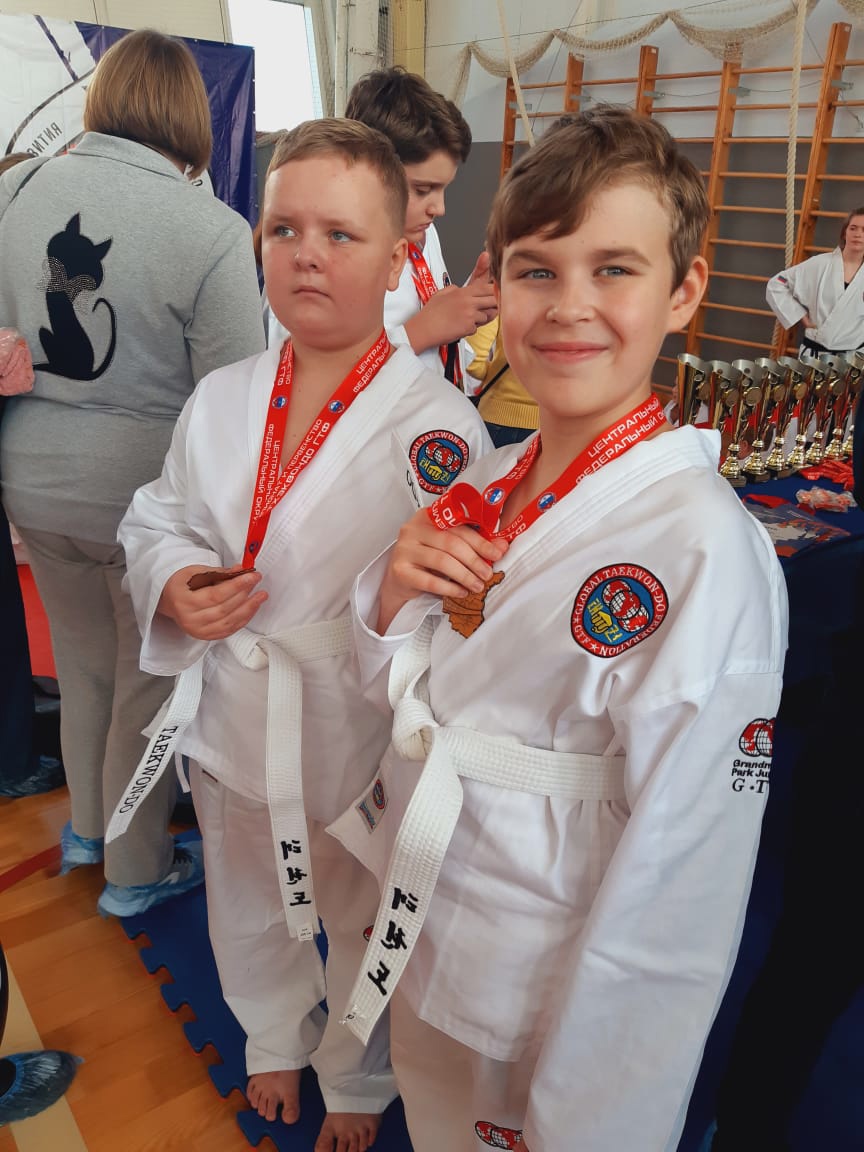 По интернетам сейчас гуляет мем с датой «10/10», который как нельзя лучше описывает успехи владимирских спортсменов. Именно в это время наши земляки собрали урожай медалей в разных дисциплинах, вернувшись домой победителями. Разве не «десять из десяти»?