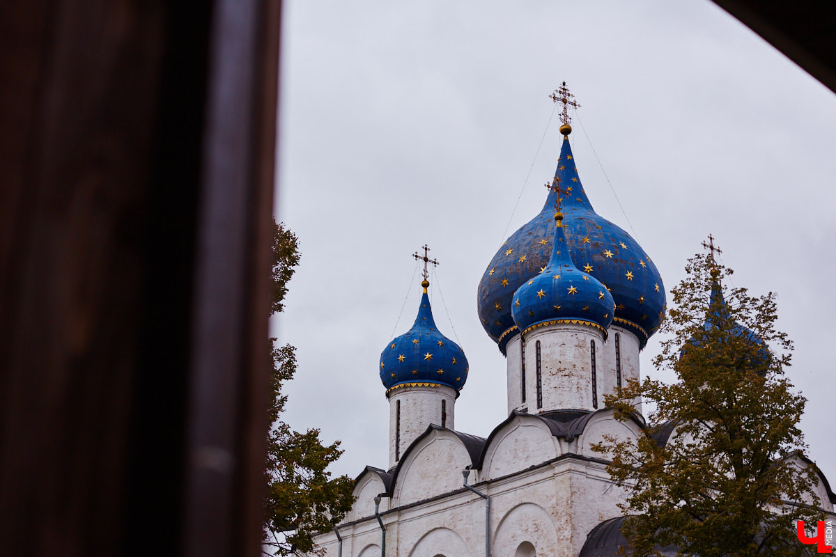 Суздаль для туристов актуален всегда, а потому занял хорошие позиции сразу в трех разных рейтингах. Так, город-музей вошел в десятку самых популярных направлений для отдыха в России. Причем осенью, зимой и даже в низкий сезон.