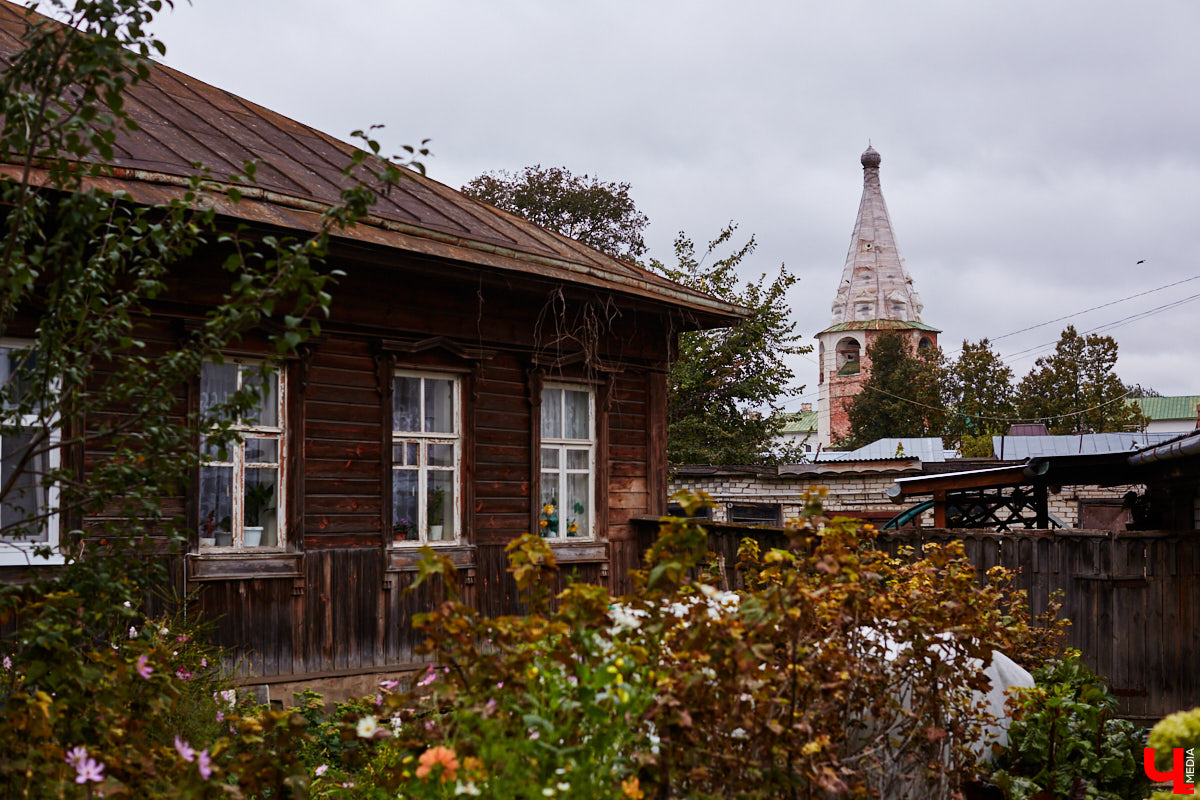 Суздаль для туристов актуален всегда, а потому занял хорошие позиции сразу в трех разных рейтингах. Так, город-музей вошел в десятку самых популярных направлений для отдыха в России. Причем осенью, зимой и даже в низкий сезон.