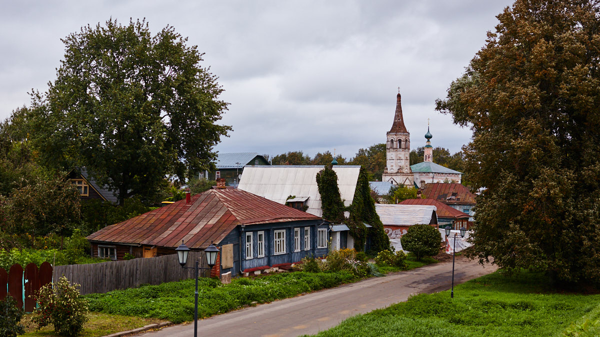 Суздаль для туристов актуален всегда, а потому занял хорошие позиции сразу в трех разных рейтингах. Так, город-музей вошел в десятку самых популярных направлений для отдыха в России. Причем осенью, зимой и даже в низкий сезон.