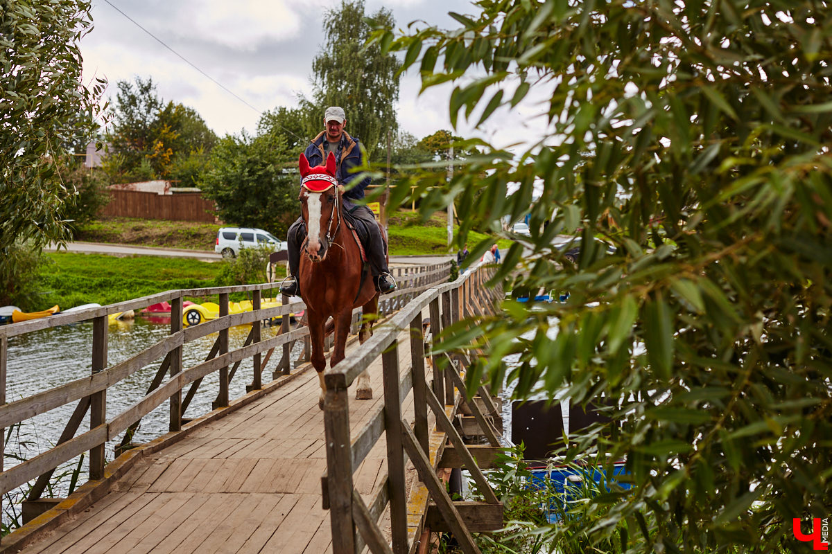 Суздаль для туристов актуален всегда, а потому занял хорошие позиции сразу в трех разных рейтингах. Так, город-музей вошел в десятку самых популярных направлений для отдыха в России. Причем осенью, зимой и даже в низкий сезон.