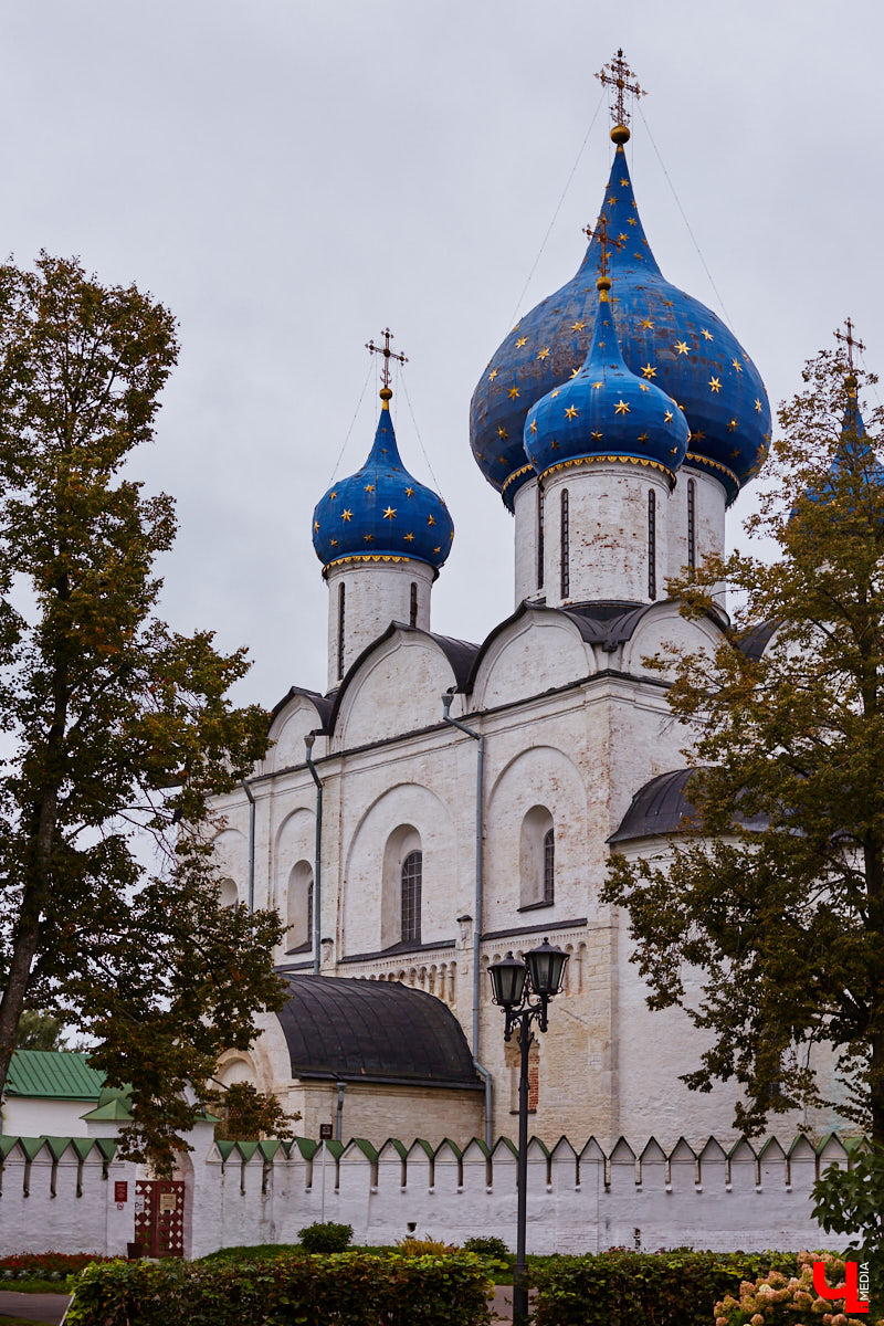 Суздаль для туристов актуален всегда, а потому занял хорошие позиции сразу в трех разных рейтингах. Так, город-музей вошел в десятку самых популярных направлений для отдыха в России. Причем осенью, зимой и даже в низкий сезон.