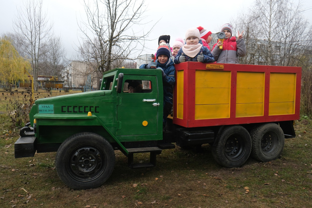 Детский автопарк, который смастерил Василий Лютницкий из Коврова, может быть признан самым креативным народным объектом России. Земляк участвует в конкурсе, а вот как за него проголосовать — расскажем подробнее!